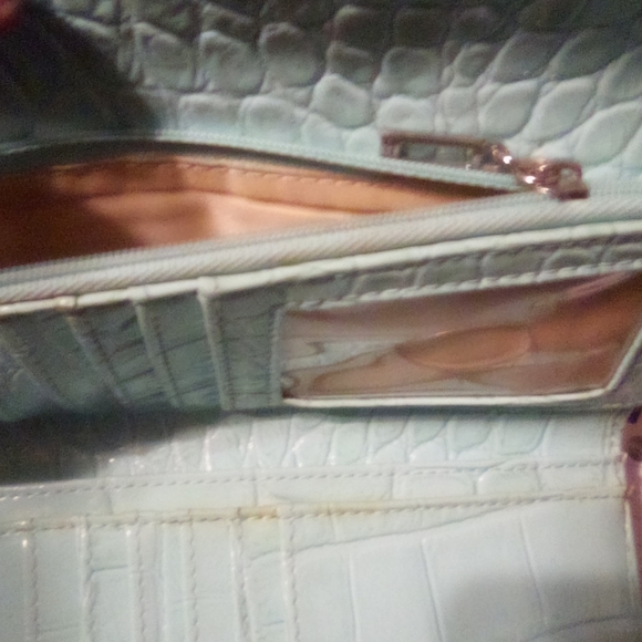 Guess Large Clutch Style Leather Wallet. - Picture 4 of 6